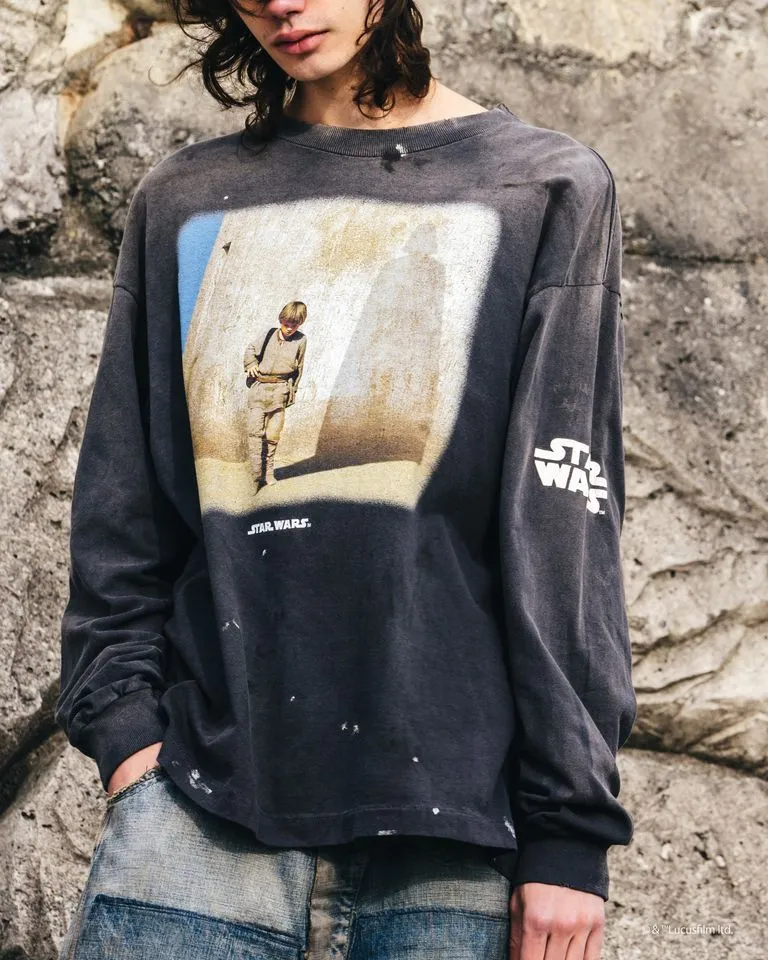 SAINT Mxxxxxx × STAR WARS SW_LS TEE /DARTHVADER/BLK Star Wars co-branded model Darth Vader/Anakin Skywalker distressed long sleeves washed black S-XL The print comes from "Anakin Skywalker" in "STAR WARS Episode I/The Phantom Menace" The impressive poster visual and the design of "Darth Vader" printed on the back The entire garment is hand-processed with dirt, washed with water, and printed with a distressed feel, which perfectly interprets the artistic specialty of NEW VINTAGE. In addition, the original co-branded main mark/wash mark/little angel anti-counterfeiting mark can be customized. It can be said that every detail of ZP is perfectly reproduced.